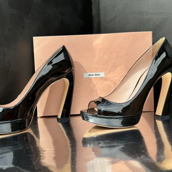 Miu Miu Black Patent Leather Curved Heel Open Toe Vernice Platform PumpsResort 2 - Picture 6 of 15
